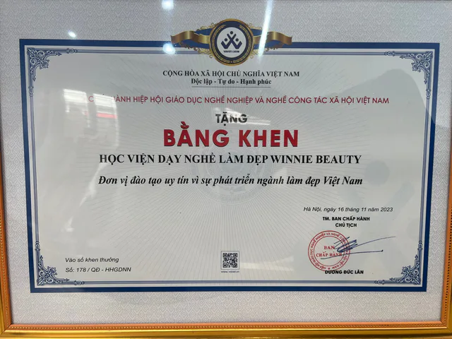 2023 · Bằng khen · Đơn vị đào tạo uy tín vì sự phát triển ngành làm đẹp Việt Nam
